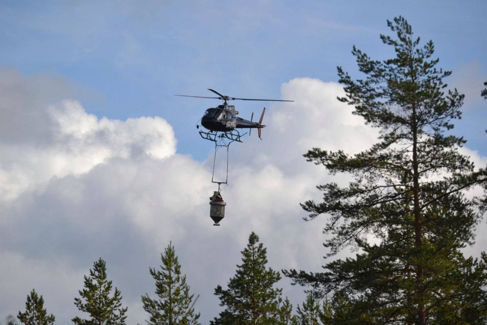 Metsiä voidaan lannoittaa myös ilmasta helikoptereiden avulla. Kuvassa kopterilannoitusta Saarijärven Lannevedellä vuonna 2017.