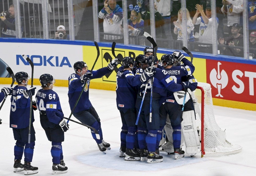 Suomi juhli lauantaina välierävoittoa Yhdysvalloista. Loppuottelussa vastassa on Kanada.  LEHTIKUVA / Emmi Korhonen