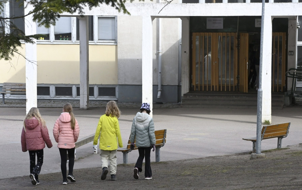 Lakko sulkee koulujen lisäksi esimerkiksi kirjastoja, museoita ja virastoja. LEHTIKUVA / Heikki Saukkomaa