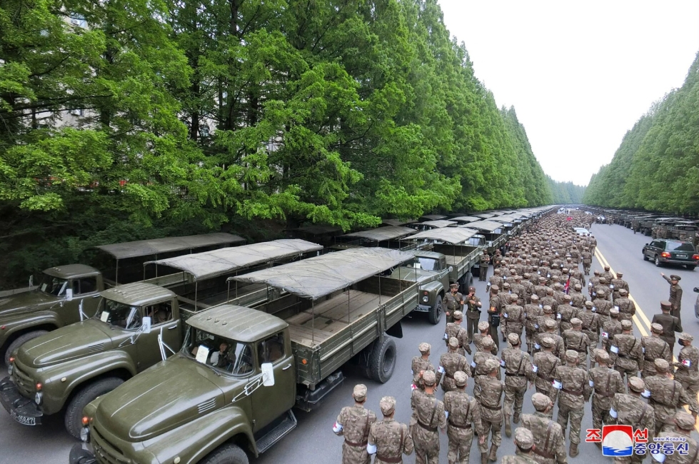 Pohjoiskorealaiset sotilaat menossa jakamaan lääkkeitä. Lehtikuva/AFP