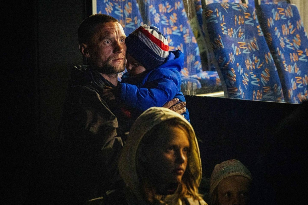 Mariupolista viime lauantaina evakuoitu mies ja hänen pienet lapsensa odottivat sunnuntaina vuoroaan maan sisäisten pakolaiisten rekisteröintikeskuksessa Zaporizhzhiassa. Mariupolista saatiin lauantaina ulos 174 siviiliä.