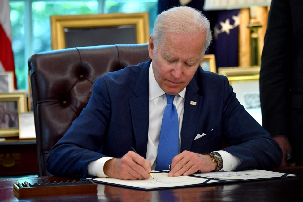 Yhdysvaltain presidentti Joe Biden on helpottanut maansa asevientiä Ukrainaan ottamalla käyttöön toisen maailmansodan aikaisen lain aseavusta.