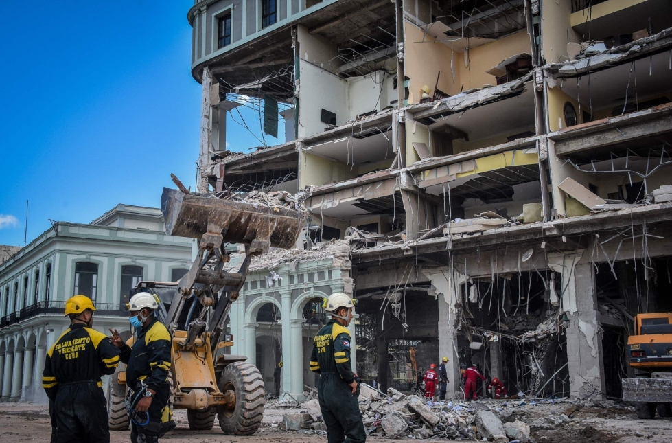 Räjähdys tuhosi täysin Havannan vanhassakaupungissa sijaitsevan luksushotelli Saratogan neljä alinta kerrosta. Kuva on sunnuntailta. LEHTIKUVA / AFP