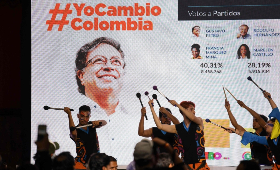 Jos Gustavo Petro voittaa vaalit, hänestä tulee Kolumbian ensimmäinen vasemmistolainen presidentti. LEHTIKUVA/AFP