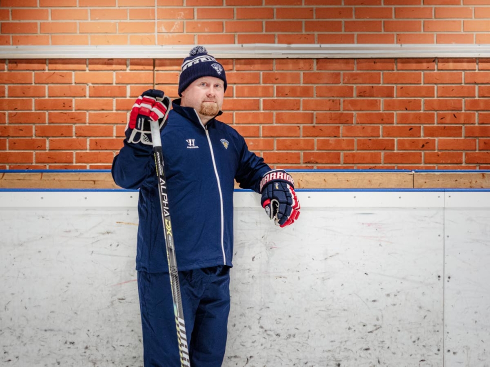 Jääkiekon kuurojen maajoukkueen valmennuksessa on mukana joensuulainen Mikko Martikainen, 40, joka löysi lajin puolisonsa ja lastensa kautta – "Selittäminen ei toki aina mene perille kuulevillekaan"
