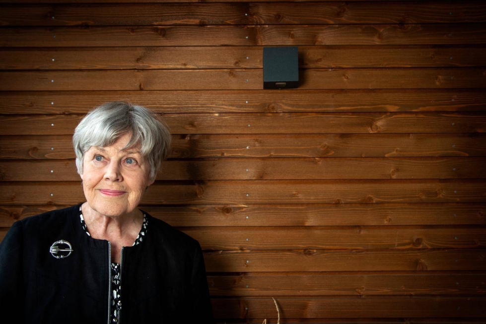 87-vuotias Elisabeth Rehn on itse sota-ajan lapsi. Hän toimi pikkulottana ja muistaa hyvin, kuinka oman kylän poikia tuotiin arkuissa takaisin. Työuransa aikana hän on nähnyt ja selvittänyt sodan kauheuksia niin entisen Jugoslavian alueella kuin Afrikassakin. – Sen vuoksi näen samanlaisena sen, mitä Ukrainassa nyt tapahtuu.