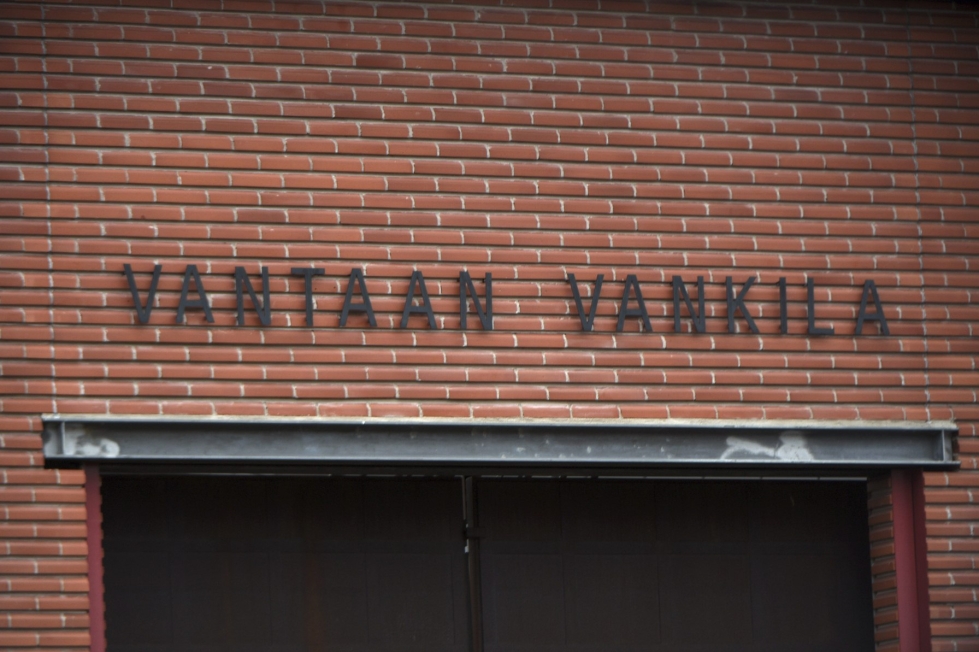 Kahta miestä syytetään kolmannen miehen murhasta Vantaan vankilan matkasellissä. LEHTIKUVA / Martti Kainulainen