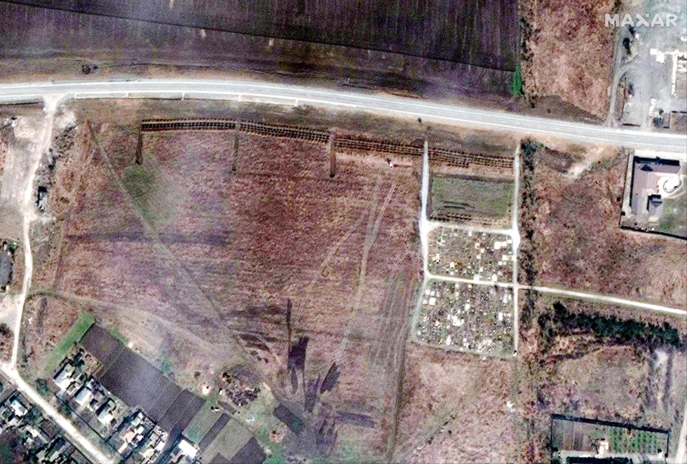 Venäjän Ukrainassa miehittämillä alueilta on löydetty siviilien joukkohautoja. Huhtikuussa julkaistussa satelliittikuvassa näkyy joukkohauta-alue Manhushissa. LEHTIKUVA / AFP / Satellite image 2022 Maxar Technologies