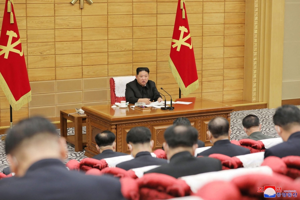 Kim Jong-un määräsi torstaina koko maahan koronasulun ja korkeimman mahdollisen hätätilan viruksen hillitsemiseksi. LEHTIKUVA / AFP / KCNA VIA KNS