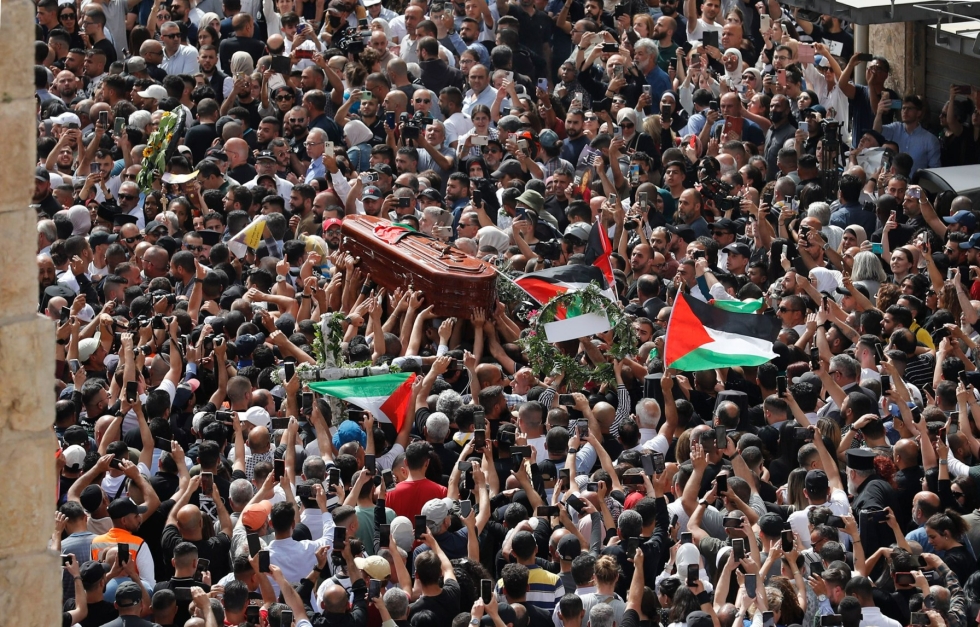Tuhannet ihmiset osallistuivat toimittajan Shireen Abu Aklehin hautajaisiin perjantaina Jerusalemin Vanhassa kaupungissa. LEHTIKUVA / AFP