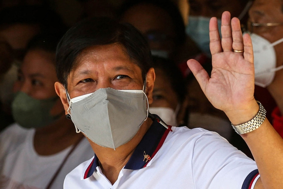 Marcos kävi äänestämässä Batacissa maanantaina. Lehtikuva/AFP