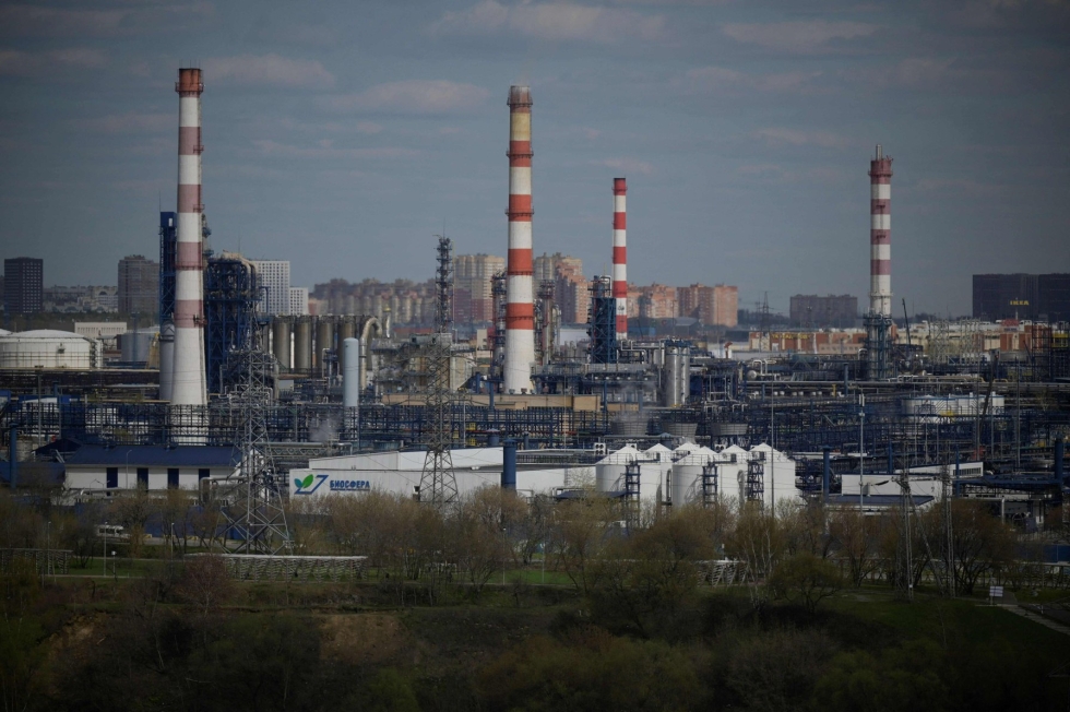 Gazpromin öljyjalostamo Moskovan kaakkoisosassa. Venäläisen öljyn tuonnin kieltäminen on G7-maiden mukaan tapa estää Venäjää saamasta tuloja Ukrainan sodan rahoittamiseen. Lehtikuva/AFP