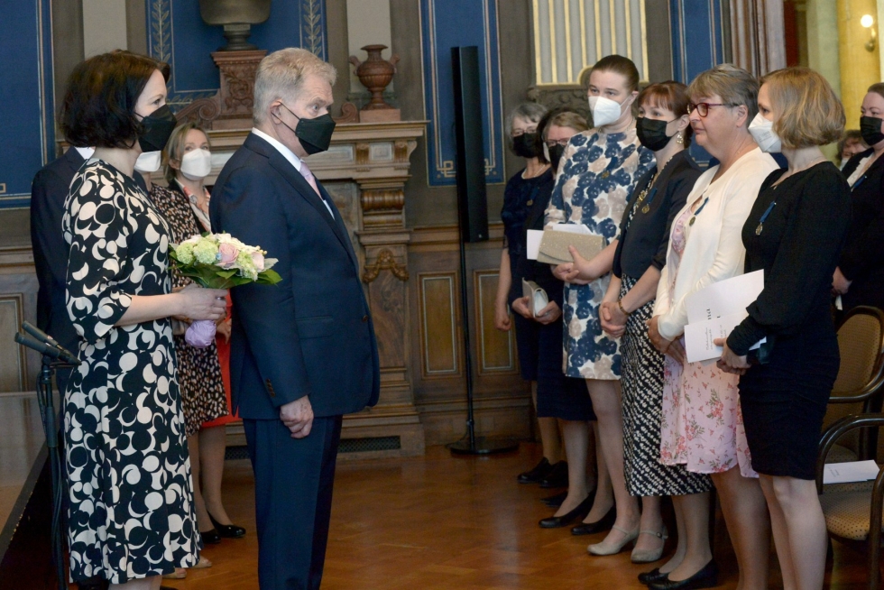 Presidentti Sauli Niinistö ja puoliso Jenni Haukio sekä osa palkituista äideistä valtakunnallisessa äitienpäiväjuhlassa Säätytalolla. LEHTIKUVA / MIKKO STIG