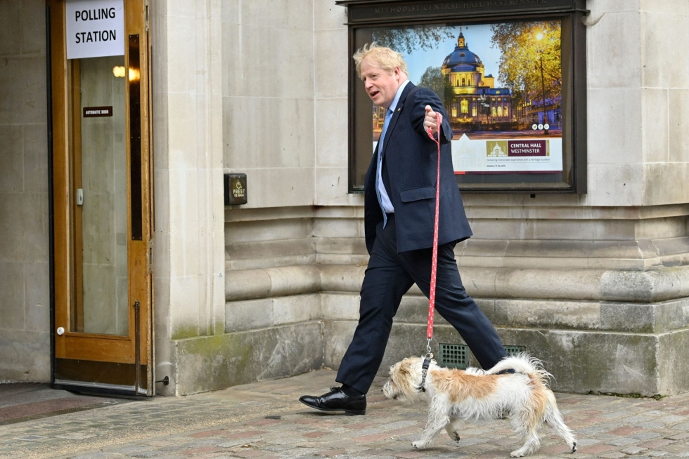 Pääministeri Johnson kävi äänestämässä Lontoon keskustassa. Lehtikuva/AFP