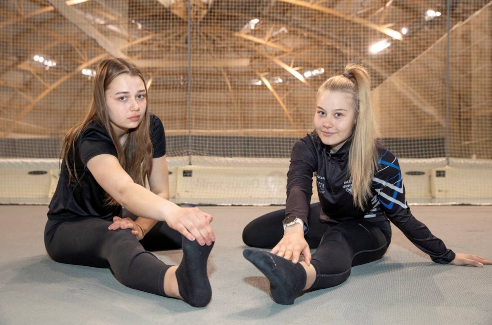 Yleisurheilija Sara-Sofia Hyvönen (vas.) ja ampumahiihtäjä Minttu Ahvo kertovat urheilun olevan motivoivampaa kuin opiskelu. Koulumenestys on heidän mielestä silti riittävää.