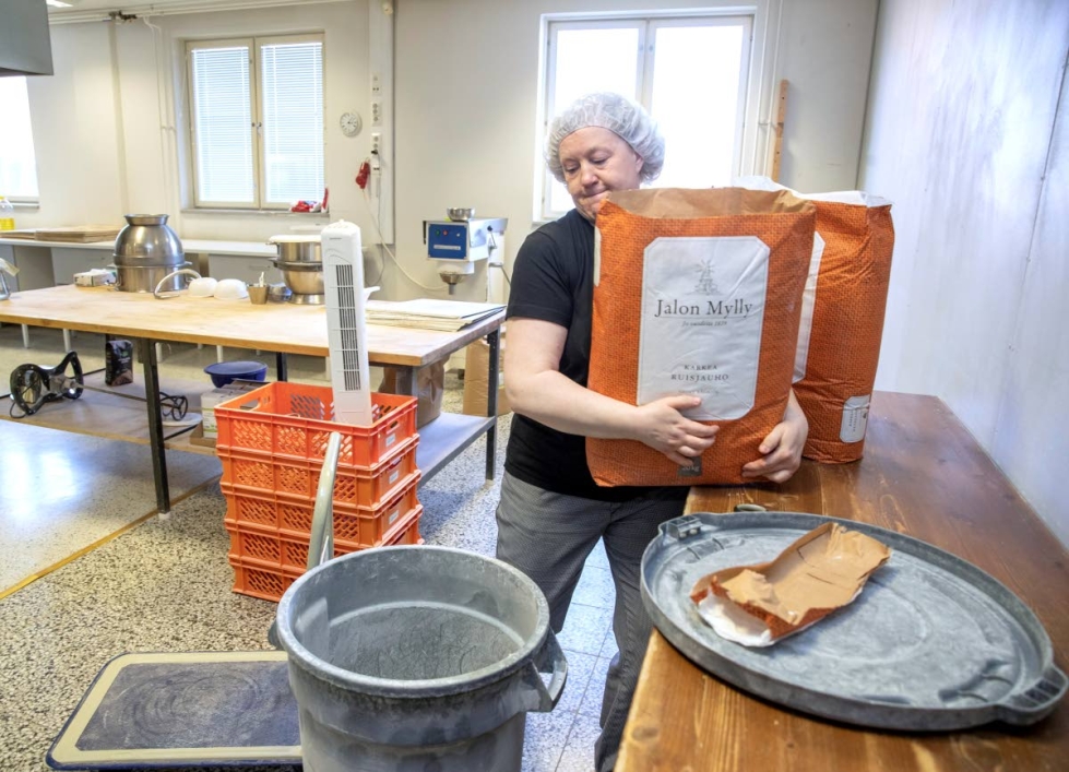Leipomo Lipstikan ruisleipä on suosittua myös pitopalvelutarjoilussa. Yrittäjä Anna-Mari Mantsinen tekee kerralla 150-250 ruisleipää.
