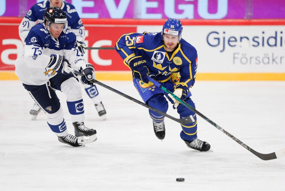 Suomen Toni Rajala ja Ruotsin Oliver Ekman-Larsson taistelivat kiekosta Euro Hockey Tourilla Tukholmassa sunnuntaina. LEHTIKUVA/AFP