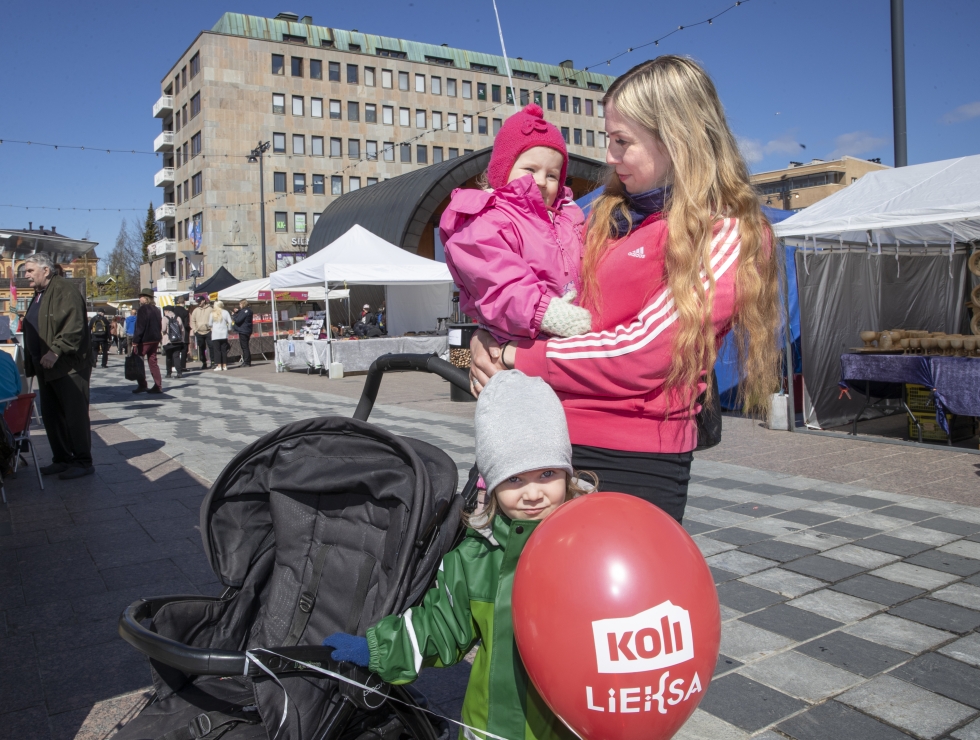 Niina Parviainen, 40, sekä Mindy, 3, ja Kiana, 1, olivat ennättäneet käväistä Lieksan, Nurmeksen ja Juuan kojuilla ja saada ilmapallot matkaan.