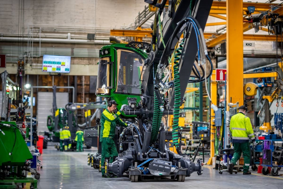 Investointien avulla on saatu kasvatettua tuotantokapasiteettia, ja nyt Joensuun tehtaalta valmistuu normaalissa aikataulussa kahdeksan metsäkonetta päivässä.