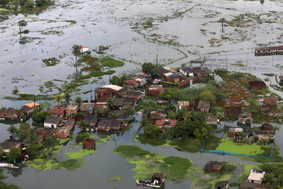 Ainakin 91 ihmistä on kuollut ja 26 on kateissa Brasilian koillisosaa koetelleiden tulvien ja maanvyöryjen jäljiltä. Kuva Recifen alueelta Pernambucon osavaltiosta. LEHTIKUVA/AFP