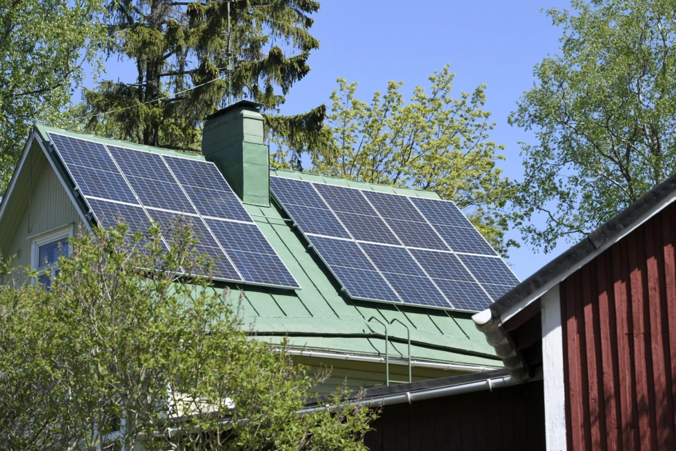 Sähkön hinnan nousu on vienyt aurinkopaneelien kysynnän uudelle tasolle. Lehtikuva / Markku Ulander