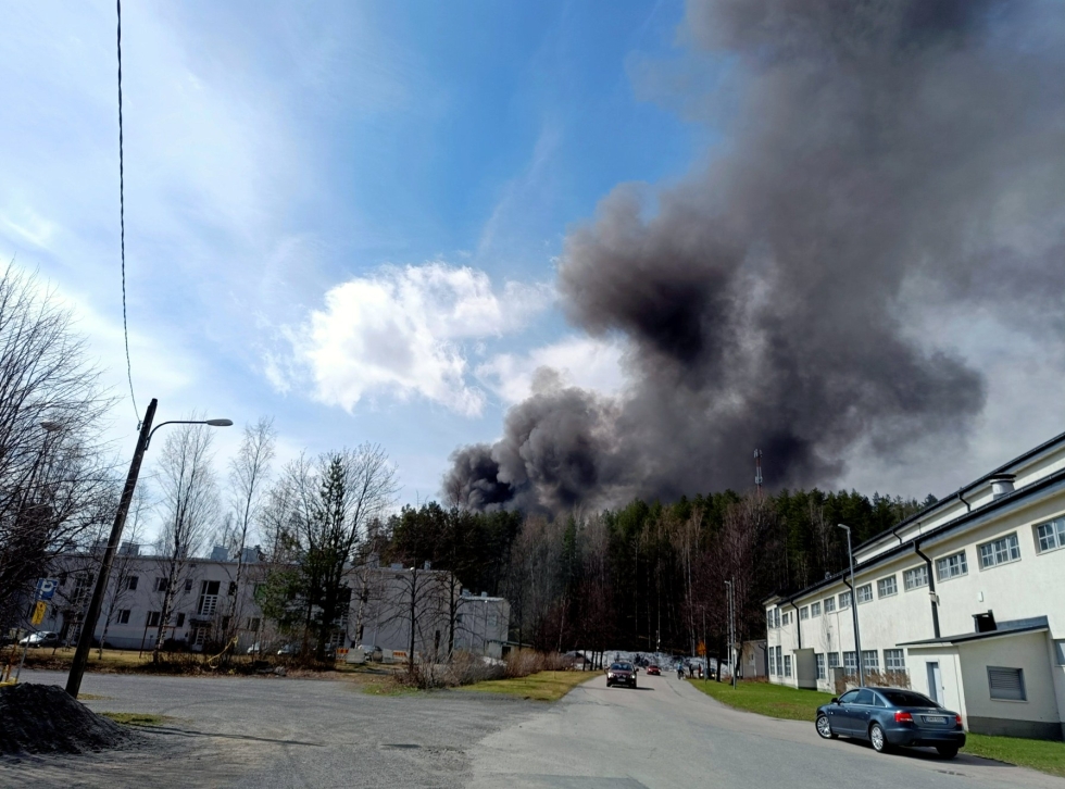 Tulipalo Jyväskylän Rautpohjan tehtaalla on aiheuttanut runsaasti savua. Työntekijät on evakuoitu, kertoo pelastuslaitos. 
LEHTIKUVA / TONI PELTONEN