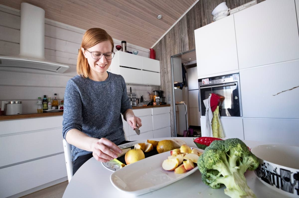 Itä-Suomen yliopistosta terveystieteiden tohtoriksi väitellyt Kaisa Kähkönen kannustaa perheitä kokeilemaan rohkeasti erilaisia kasviksia, hedelmiä ja marjoja.