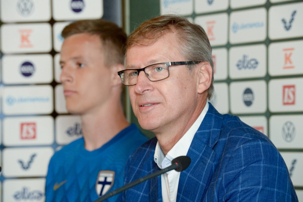 Päävalmentaja Markku Kanerva julkisti miehistönsä kesäkuun neljään otteluun keskiviikkona. Taustalla on Robert Ivanov. LEHTIKUVA / Mikko Stig