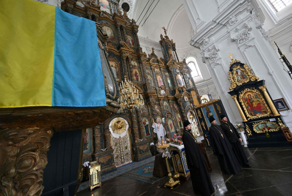 Ukrainan ortodoksinen kirkko katkaisee suhteensa emokirkkoonsa Venäjän ortodoksiseen kirkkoon Venäjän hyökkäyksen vuoksi. LEHTIKUVA/AFP