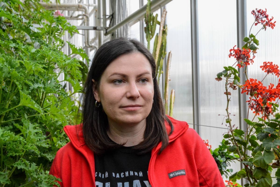 Ukrainalainen toimittaja Iryna Zemlyana ehti Joensuun vierailunsa aikana piipahtaa Botanian kasvitieteellisessä puutarhassa. Siellä hänen mieleensä tulvahtivat muistot omista kuivuuteen kuolleista kukista Ukrainassa.