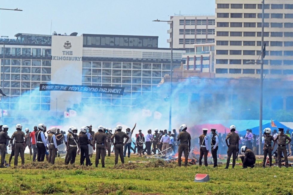 Kepein ja mailoin aseistautuneet presidentti Gotabaya Rajapaksan kannattajat hyökkäsivät jo toista kuukautta presidentinkanslian luona majaansa pitäneiden protestoijien kimppuun päivällä. LEHTIKUVA/AFP