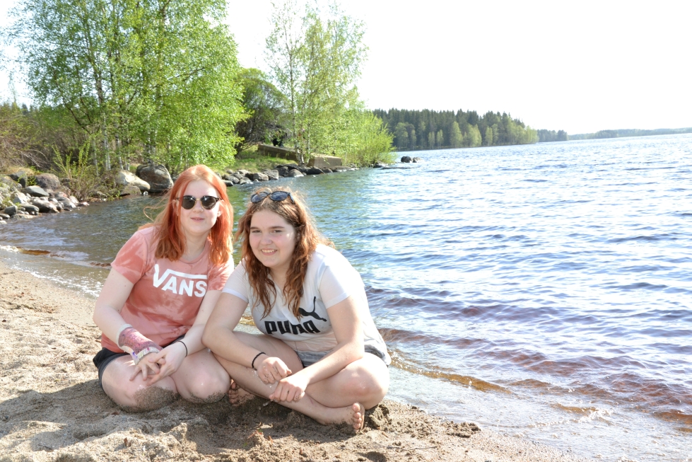 Wilma Tahvanainen ja Neea Jääskeläinen paistattelivat tasan vuosi sitten päivää Ilomantsissa 30 asteen kuumuudessa.