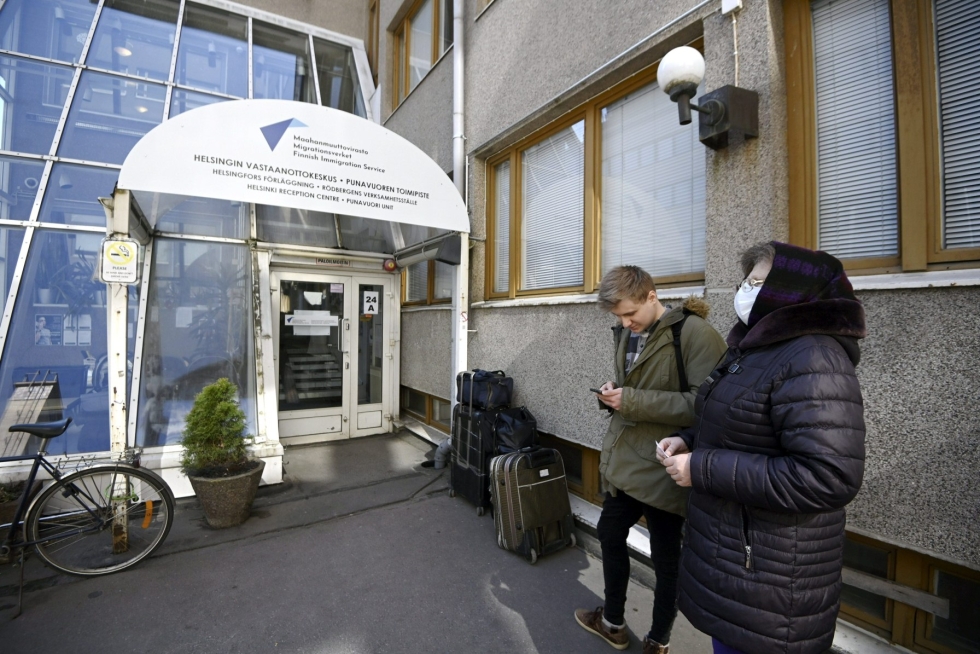 Kolmatta päivää Suomessa olevia ukrainalaisia pakolaisia Helsingissä vastaanottokeskuksen edessä. LEHTIKUVA / MARKKU ULANDER