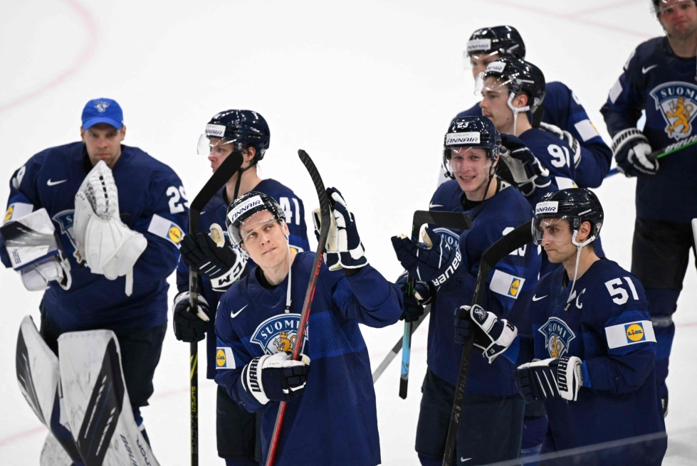 IIHF:n valinta oli odotettu, sillä Tampereen ja Riian yhteishakemus oli ainoa. Kuvassa Suomen joukkuetta juhlimassa eilistä voittoaan Slovakiaa vastaan Tampereella. LEHTIKUVA/AFP