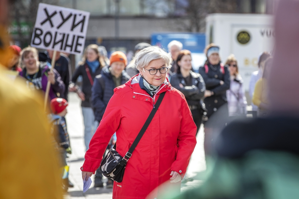 Kansanedustaja Anu Vehviläinen (kesk.) osallistui toukokuussa Joensuussa Ukrainan sotaa vastustavalle rauhanmarssille. Hän toimi eduskunnan puhemiehenä vuonna 2021.