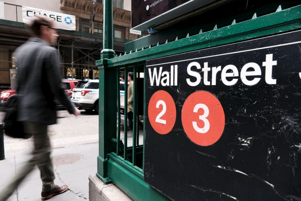 Jalankulkija Wall Streetillä liki New Yorkin pörssiä 2. toukokuuta. LEHTIKUVA/AFP