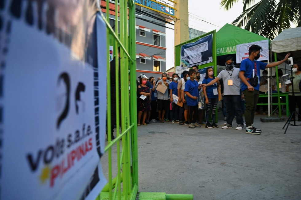 Vaaliuurnat avautuivat Filippiineillä paikallista aikaa aamukuudelta ja äänestyksen on määrä päättyä iltaseitsemältä. LEHTIKUVA/AFP
