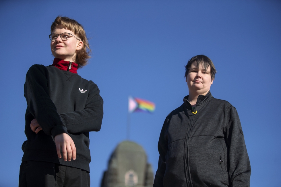Ruska Itkonen (vas.) ja Suvi Hassinen juhlistavat Pride-viikkoa, jonka tapahtumat suovat heille hengähdystauon vähemmistöstressistä.