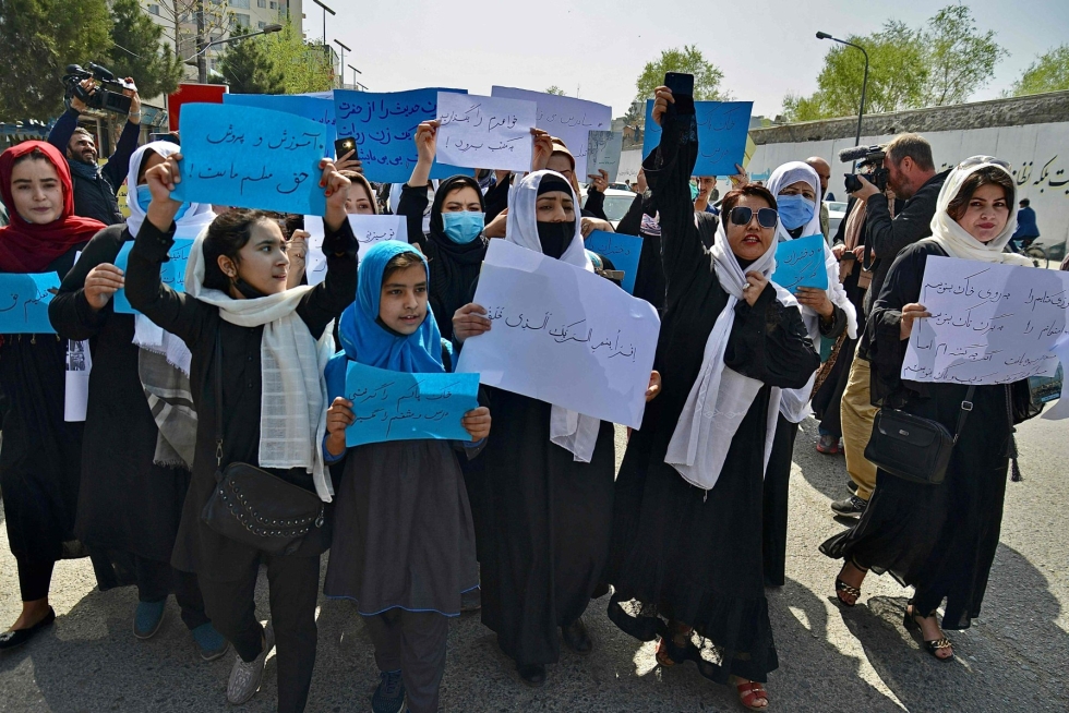 Naiset protestoivat maaliskuussa Afganistanin opetusministeriön edustalla vaatien koulujen avaamista naisille. LEHTIKUVA / AFP