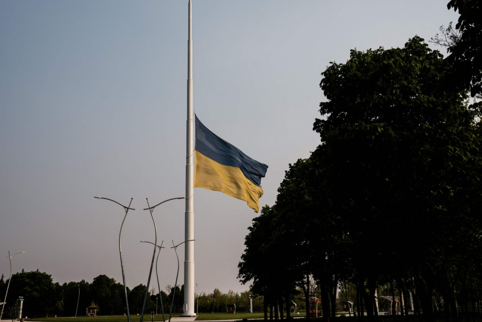 Poulitangossa oleva Ukrainan lippu kuvattuna Kramatorskissa Itä-Ukrainassa. Lehtikuva/AFP
