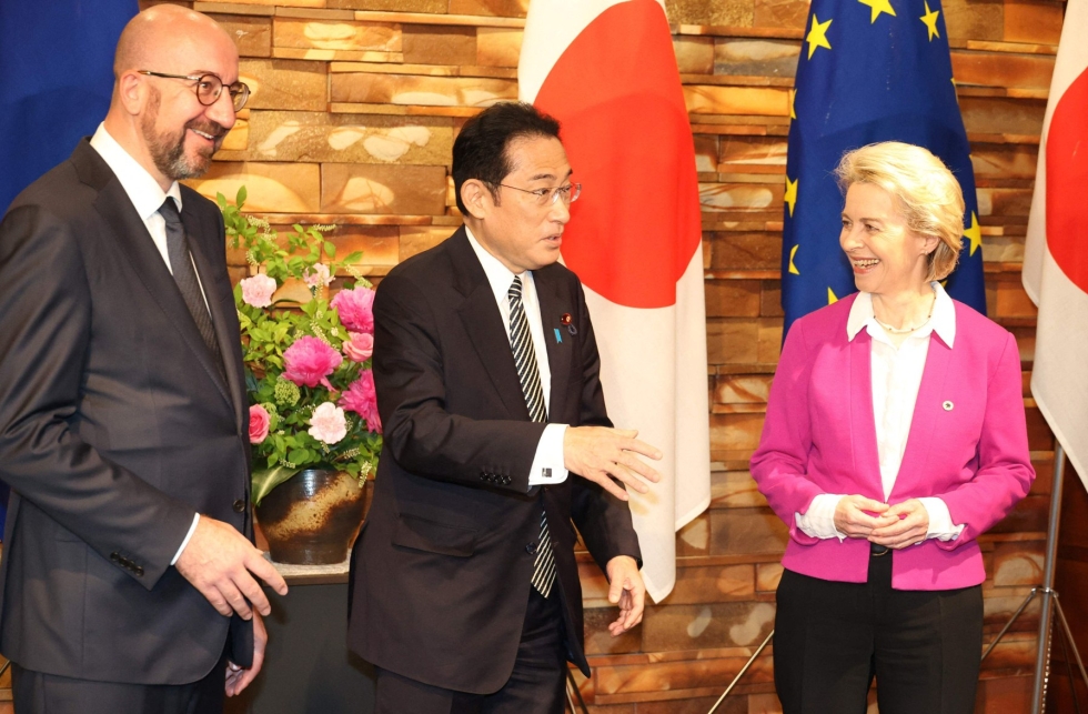 Von der Leyen ja Eurooppa-neuvoston puheenjohtaja Charles Michel ovat vierailulla Japanissa. Japanin pääministeri Fumio Kishida sanoi, ettei Venäjän hyökkäys ole vain Euroopan asia. LEHTIKUVA/AFP