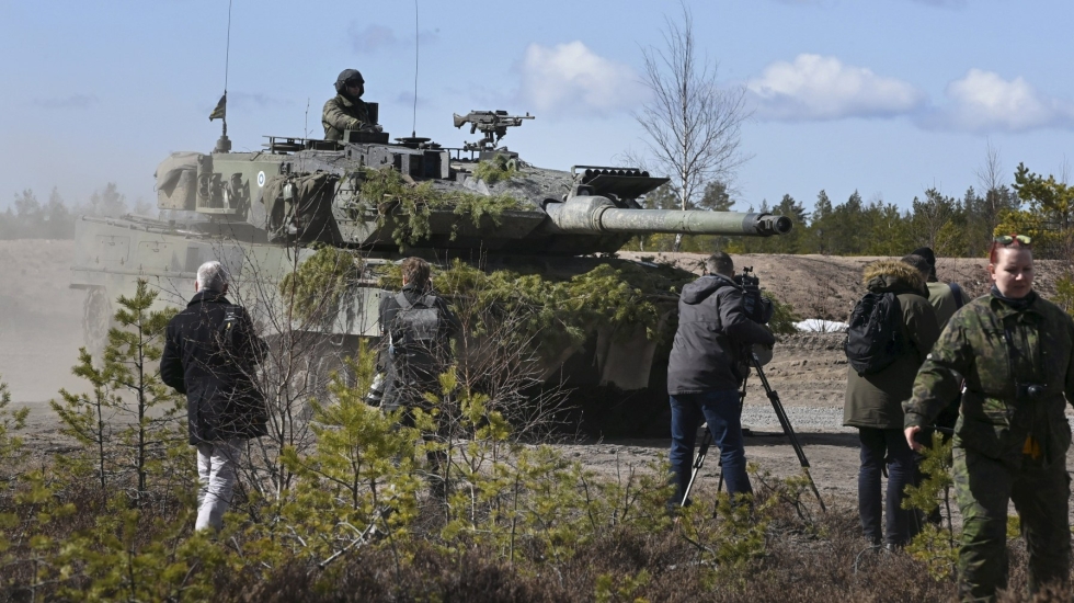 Todellisuudessa Suomi ei siirrä panssarivaunuja itärajalle, vaan niitä on siirretty Satakunnassa Niinisalossa meneillään olevaan kansainväliseen Arrow-harjoitukseen. Harjoitusta esiteltiin medialle keskiviikkona. LEHTIKUVA / Heikki Saukkomaa