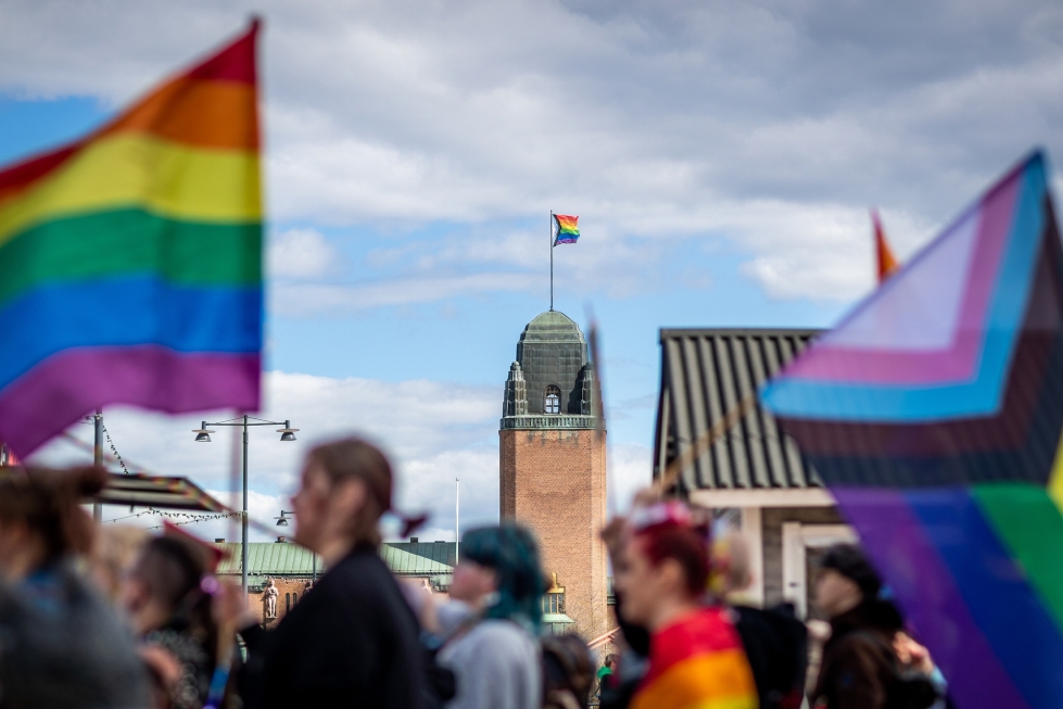 Viime kevään Pride-viikolla kaupunki nosti sateenkaarilipun kaupungintalon salkoon.