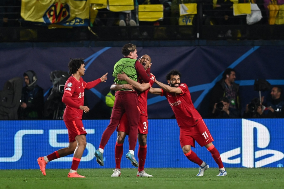 Liverpoolin Fabinho juhli joukkuetovereidensa kanssa maaliaan. LEHTIKUVA / AFP
