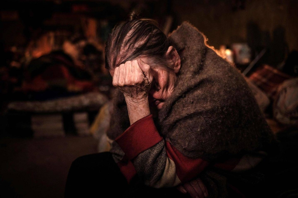 Klaudia Pushnir, 88, suojautui kellariin pommien ryskyessä Severodonetskissa.