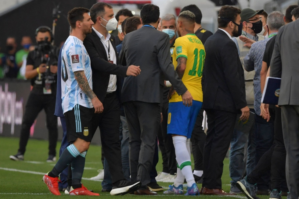 Arkistokuvassa syyskuulta 2021 Argentiinan Lionel Messi (vas.) ja Brasilian Neymar Brasilian terveysviranomaisten lomassa jalkapalloareenalla Sao Paulossa. LEHTIKUVA/AFP