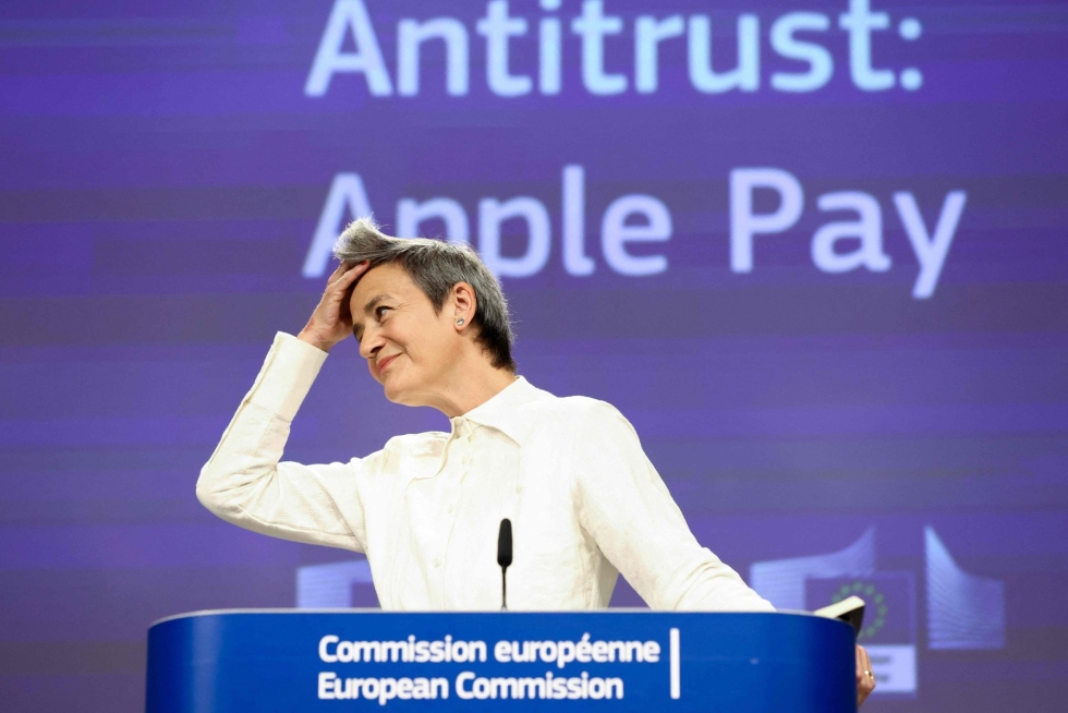 Kilpailukomissaari Margrethe Vestager sanoi komission pitävän mahdollisena, että Apple on syyllistynyt määräävän markkina-aseman väärinkäyttöön, joka on EU:n kilpailusäännöissä kielletty. LEHTIKUVA/AFP