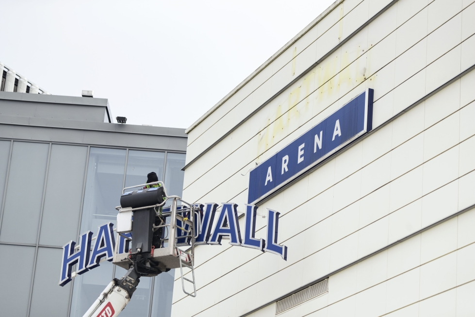 Helsingin areenan seinästä poistettiin entisen sponsorin mainos maaliskuun alussa. Lehtikuva / Roni Rekomaa