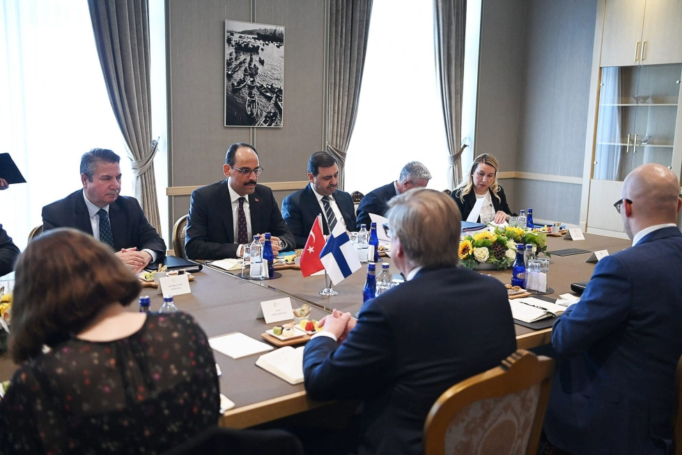 Turkin presidentin kanslia jakoi tapaamisesta kuvia, jossa delegaatiot istuivat pöydän ääressä vastakkain Turkin neuvottelijoiden kanssa. LEHTIKUVA / AFP / Turkish Presidential Press Service