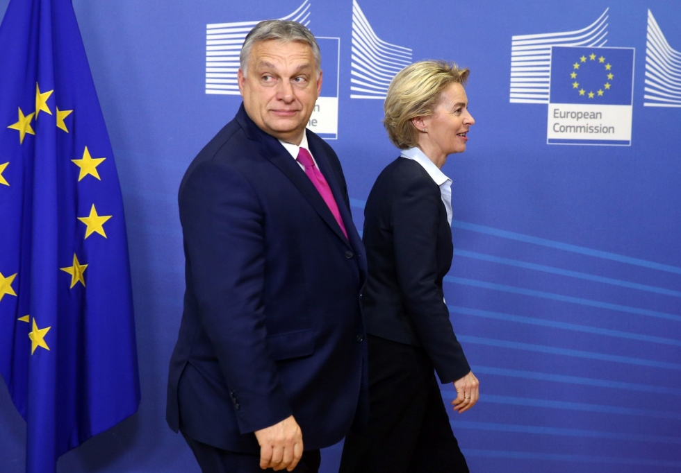 Viktor Orban ei ole tyytyväinen komission esitykseen. Takana Ursula von der Leyen. Kuva vuodelta 2020. LEHTIKUVA/AFP